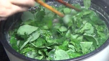 Domuzu parçalara ayır, eti baharatlarla terbiye et ve eti bir tencere yağda kızart.