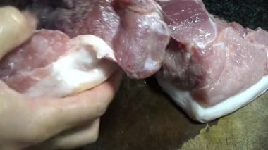 Domuzu parçalara ayır, eti baharatlarla terbiye et ve eti bir tencere yağda kızart.