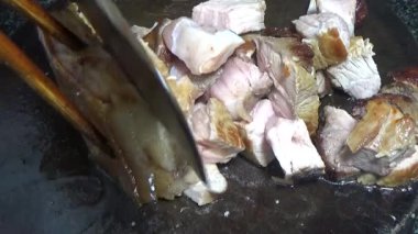 Domuzu parçalara ayır, eti baharatlarla terbiye et ve eti bir tencere yağda kızart.