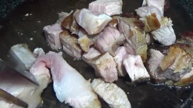 Domuzu parçalara ayır, eti baharatlarla terbiye et ve eti bir tencere yağda kızart.