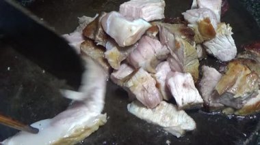 Domuzu parçalara ayır, eti baharatlarla terbiye et ve eti bir tencere yağda kızart.