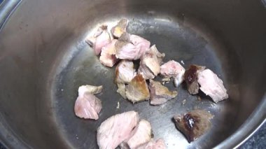 Domuzu parçalara ayır, eti baharatlarla terbiye et ve eti bir tencere yağda kızart.