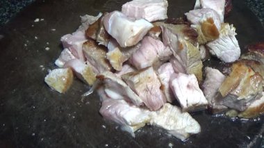 Domuzu parçalara ayır, eti baharatlarla terbiye et ve eti bir tencere yağda kızart.