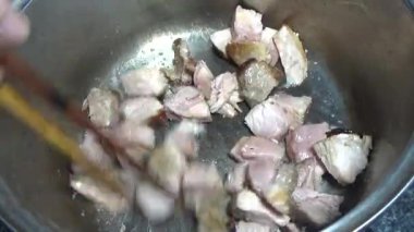 Domuzu parçalara ayır, eti baharatlarla terbiye et ve eti bir tencere yağda kızart.