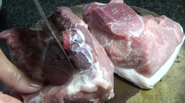 Domuzu parçalara ayır, eti baharatlarla terbiye et ve eti bir tencere yağda kızart.