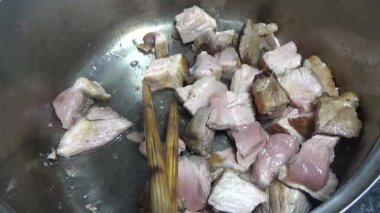 Domuzu parçalara ayır, eti baharatlarla terbiye et ve eti bir tencere yağda kızart.