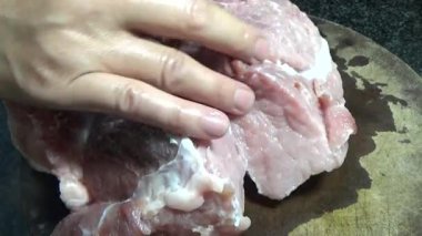 Domuzu parçalara ayır, eti baharatlarla terbiye et ve eti bir tencere yağda kızart.