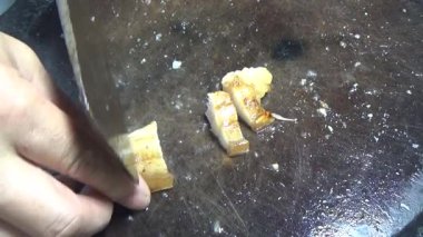 Domuzu parçalara ayır, eti baharatlarla terbiye et ve eti bir tencere yağda kızart.