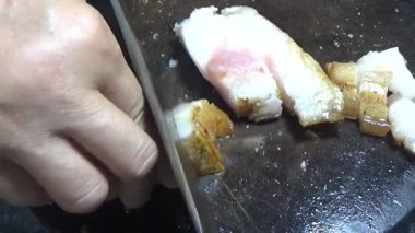 Domuzu parçalara ayır, eti baharatlarla terbiye et ve eti bir tencere yağda kızart.