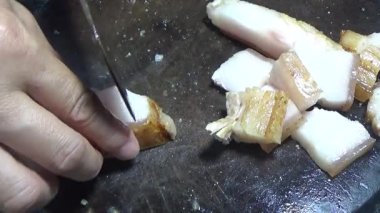 Domuzu parçalara ayır, eti baharatlarla terbiye et ve eti bir tencere yağda kızart.