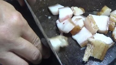 Domuzu parçalara ayır, eti baharatlarla terbiye et ve eti bir tencere yağda kızart.