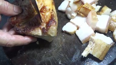 Domuzu parçalara ayır, eti baharatlarla terbiye et ve eti bir tencere yağda kızart.