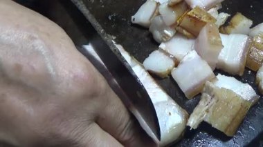 Domuzu parçalara ayır, eti baharatlarla terbiye et ve eti bir tencere yağda kızart.