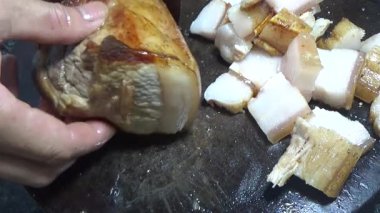 Domuzu parçalara ayır, eti baharatlarla terbiye et ve eti bir tencere yağda kızart.