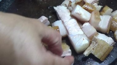 Domuzu parçalara ayır, eti baharatlarla terbiye et ve eti bir tencere yağda kızart.