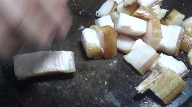 Domuzu parçalara ayır, eti baharatlarla terbiye et ve eti bir tencere yağda kızart.