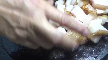 Domuzu parçalara ayır, eti baharatlarla terbiye et ve eti bir tencere yağda kızart.