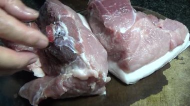 Domuzu parçalara ayır, eti baharatlarla terbiye et ve eti bir tencere yağda kızart.