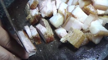 Domuzu parçalara ayır, eti baharatlarla terbiye et ve eti bir tencere yağda kızart.