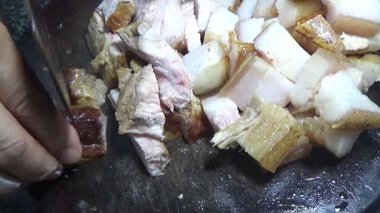 Domuzu parçalara ayır, eti baharatlarla terbiye et ve eti bir tencere yağda kızart.