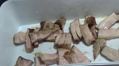 Domuzu parçalara ayır, eti baharatlarla terbiye et ve eti bir tencere yağda kızart.