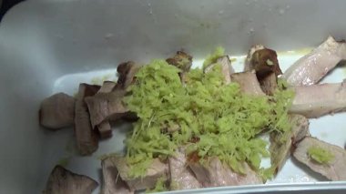 Domuzu parçalara ayır, eti baharatlarla terbiye et ve eti bir tencere yağda kızart.