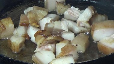 Domuzu parçalara ayır, eti baharatlarla terbiye et ve eti bir tencere yağda kızart.