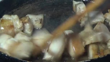 Domuzu parçalara ayır, eti baharatlarla terbiye et ve eti bir tencere yağda kızart.