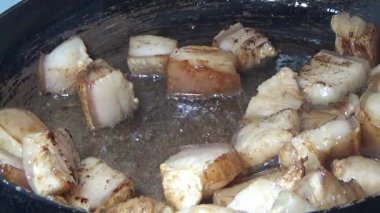 Domuzu parçalara ayır, eti baharatlarla terbiye et ve eti bir tencere yağda kızart.