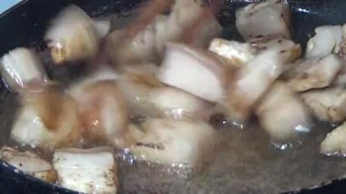 Domuzu parçalara ayır, eti baharatlarla terbiye et ve eti bir tencere yağda kızart.