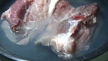 Domuzu parçalara ayır, eti baharatlarla terbiye et ve eti bir tencere yağda kızart.