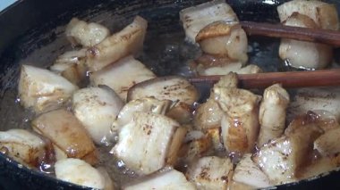 Domuzu parçalara ayır, eti baharatlarla terbiye et ve eti bir tencere yağda kızart.