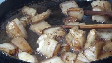 Domuzu parçalara ayır, eti baharatlarla terbiye et ve eti bir tencere yağda kızart.