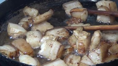 Domuzu parçalara ayır, eti baharatlarla terbiye et ve eti bir tencere yağda kızart.