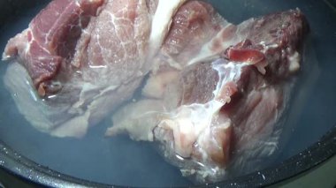 Domuzu parçalara ayır, eti baharatlarla terbiye et ve eti bir tencere yağda kızart.