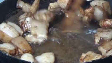 Domuzu parçalara ayır, eti baharatlarla terbiye et ve eti bir tencere yağda kızart.