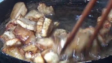 Domuzu parçalara ayır, eti baharatlarla terbiye et ve eti bir tencere yağda kızart.