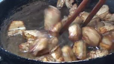 Domuzu parçalara ayır, eti baharatlarla terbiye et ve eti bir tencere yağda kızart.