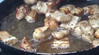 Domuzu parçalara ayır, eti baharatlarla terbiye et ve eti bir tencere yağda kızart.