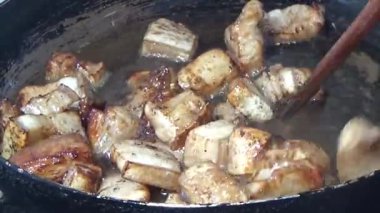 Domuzu parçalara ayır, eti baharatlarla terbiye et ve eti bir tencere yağda kızart.