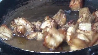 Domuzu parçalara ayır, eti baharatlarla terbiye et ve eti bir tencere yağda kızart.