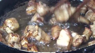 Domuzu parçalara ayır, eti baharatlarla terbiye et ve eti bir tencere yağda kızart.