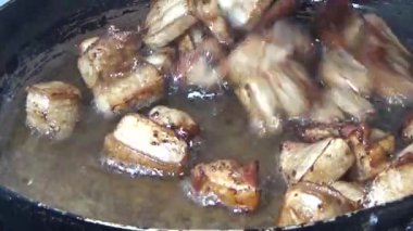 Domuzu parçalara ayır, eti baharatlarla terbiye et ve eti bir tencere yağda kızart.