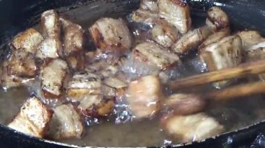 Domuzu parçalara ayır, eti baharatlarla terbiye et ve eti bir tencere yağda kızart.