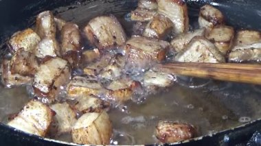 Domuzu parçalara ayır, eti baharatlarla terbiye et ve eti bir tencere yağda kızart.
