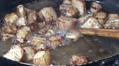 Domuzu parçalara ayır, eti baharatlarla terbiye et ve eti bir tencere yağda kızart.