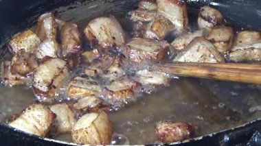 Domuzu parçalara ayır, eti baharatlarla terbiye et ve eti bir tencere yağda kızart.