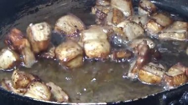 Domuzu parçalara ayır, eti baharatlarla terbiye et ve eti bir tencere yağda kızart.