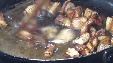 Domuzu parçalara ayır, eti baharatlarla terbiye et ve eti bir tencere yağda kızart.