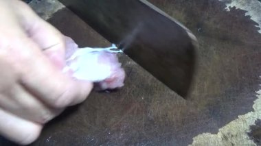 Domuzu parçalara ayır, eti baharatlarla terbiye et ve eti bir tencere yağda kızart.